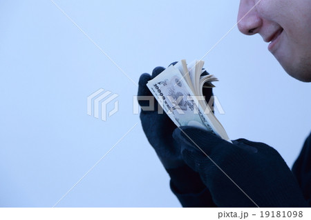 犯罪者 (男性 マイナンバー詐欺 オレオレ詐欺 振り込め詐欺 容疑者 犯人 詐欺 現金 紙幣) 犯罪者 (男性 マイナンバー詐欺 オレオレ詐欺 振り込め詐欺 容疑者 犯人 詐欺 現金 紙幣) 19181098