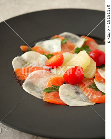 サーモンとカブのカルパッチョ　リネン背景　（縦位置） 19181120