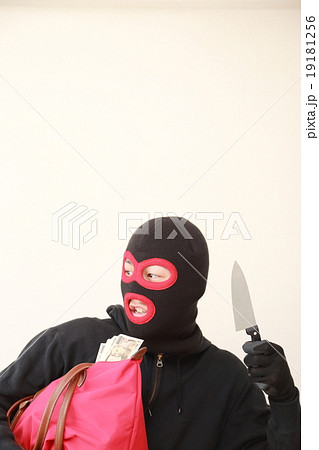 ひったくり 強盗 (凶器 凶悪犯 泥棒 犯罪 犯人 盗難 目出し帽 変装 容疑者 事件 犯罪者) 19181256