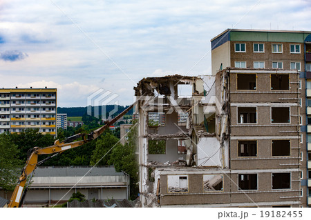 dismantling of a house 19182455