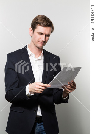 studio shot of businessman with sheet of paper 19184811