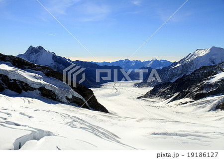 アレッチ氷河の雄大な氷河 19186127