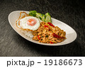 ガパオライス　タイのグルメ　 Phad Bai Gaprao Gai Sap Thai dish 19186673