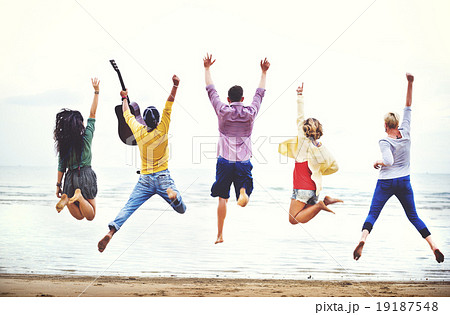Diversity Friends Summer Beach Vacation Holiday Concept 19187548