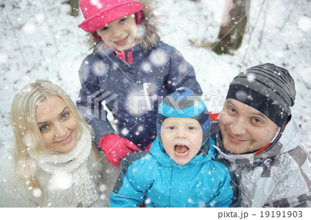 Family Christmas walk in a snowy park 19191903