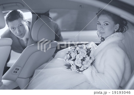 bride and groom in car 19193046