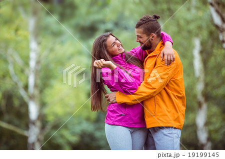 Happy couple on a hike 19199145