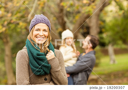 Smiling woman against her husband and her daughter 19200307