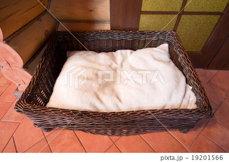 Wicker dog basket 19201566