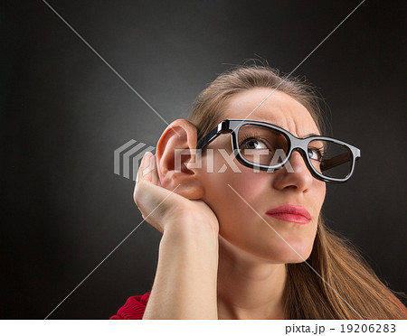 Woman is listening to 19206283