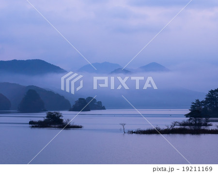 夜明け前の秋元湖 夜明け前の秋元湖 19211169
