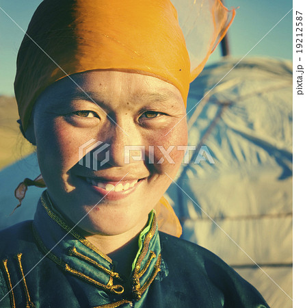 Mongolian Woman Traditional Dress Tranquilの写真素材 [19212587