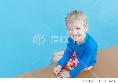 kid in the pool 19213623