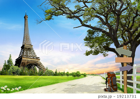 Eiffel Tower. Famous symbol of Paris.  19213731