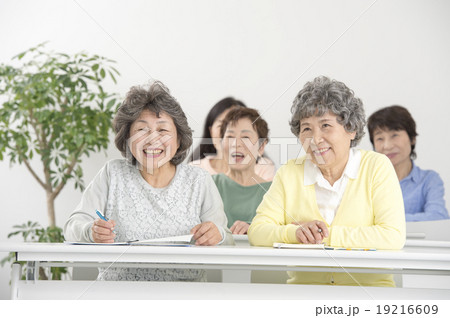 勉強するシニアの女性たち　 19216609