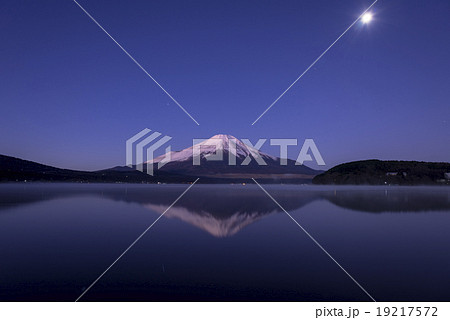 未明の山中湖より富士山 未明の山中湖より富士山 19217572