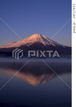 紅富士の富士山と山中湖 19217653