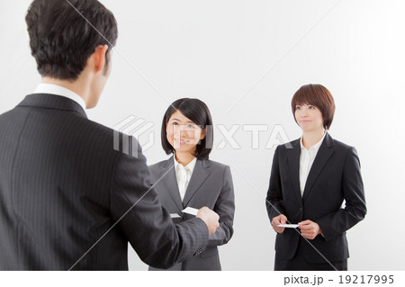 ビジネスシーン　名刺交換　挨拶 19217995