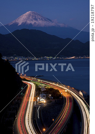 薩埵峠より富士山と東名高速道路 19218797