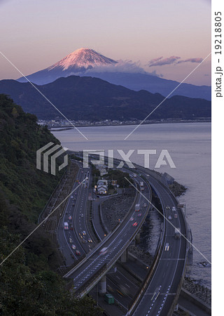 薩埵峠より富士山と東名高速道路 19218805