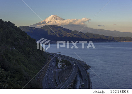 薩埵峠より富士山と東名高速道路 薩埵峠より富士山と東名高速道路 19218808
