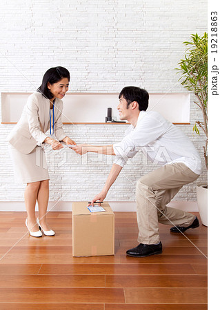 ビジネス　配達を受けとる受付の女性 19218863