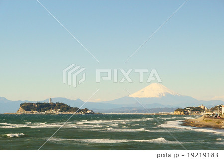 江ノ島と冬の富士山 19219183