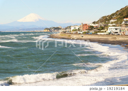 鎌倉七里ガ浜と冬の富士山 19219184