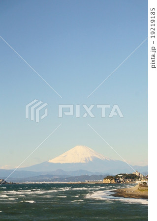 鎌倉七里ガ浜と冬の富士山 19219185