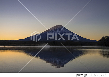 未明の精進湖と富士山 19220776