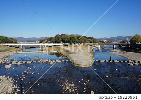 京都市左京区の風景：賀茂川と高野川の合流点（ここから下流（手前側）が鴨川となる） 19220961