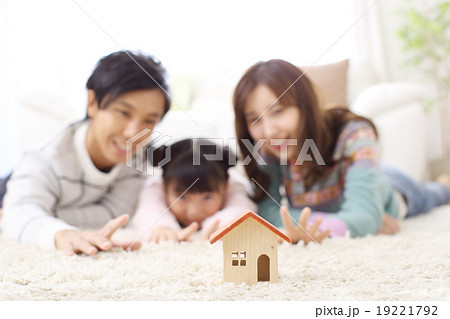 マイホームを夢見る冬の家族 19221792