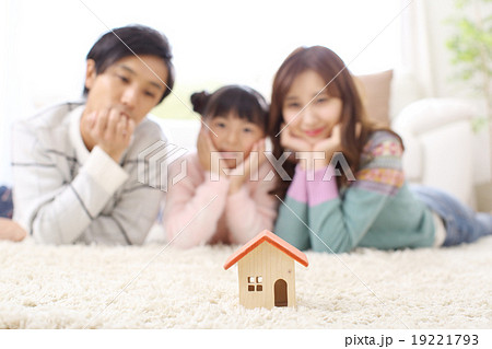 マイホームを夢見る冬の家族 マイホームを夢見る冬の家族 19221793