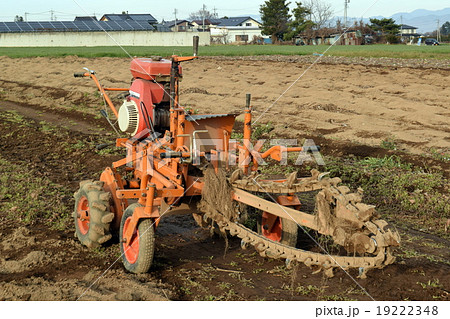 長芋 ゴボウ 収穫の土堀機械 チェーン式トレンチャーの写真素材
