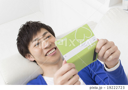 通帳を見て喜ぶ男性 通帳を見て喜ぶ男性 19222723