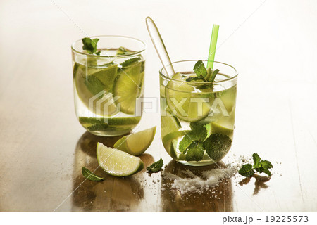 Mojito cocktail 19225573