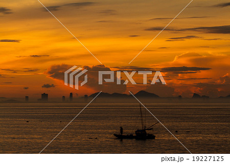 Sunrise on Koh Larn, Pattaya Chonburi Thailand Sunrise on Koh Larn, Pattaya Chonburi Thailand 19227125