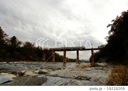 親鼻橋を渡る電車 19228209