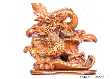 銅製品 の 彫像 Dragon statue isolated on white background