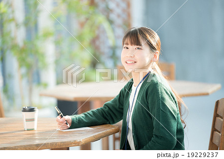 手紙を書く女性 19229237