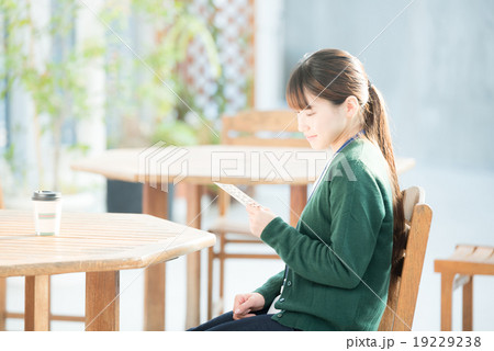 手紙を読む女性 19229238