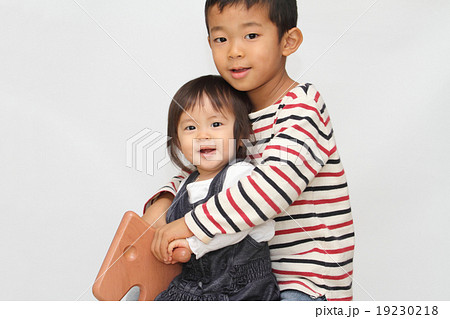 木馬に乗る兄妹(6歳と1歳) 木馬に乗る兄妹(6歳と1歳) 19230218