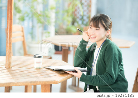 スケジュールを調整する女性 19231135