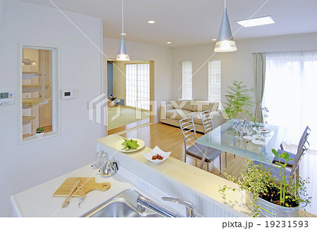 洋風建築の清潔なキッチン キッチン リビングの写真素材