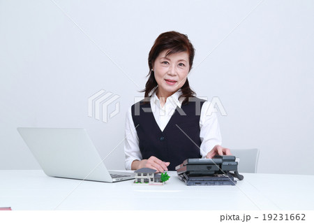 働く60代女性 働く60代女性 19231662