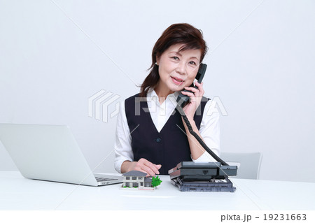 働く60代女性 働く60代女性 19231663