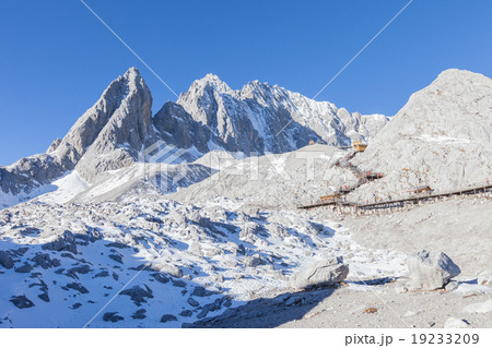 View of Jade Dragon Snow Mountain. 19233209