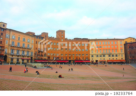 シエナのカンポ広場 19233764