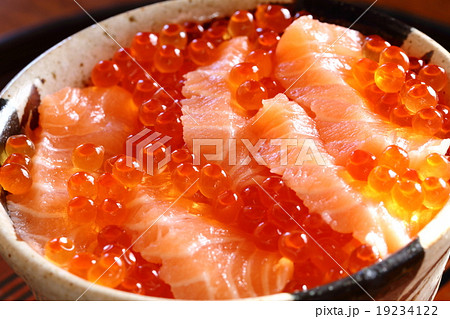 鮭とイクラの親子丼 鮭とイクラの親子丼 19234122