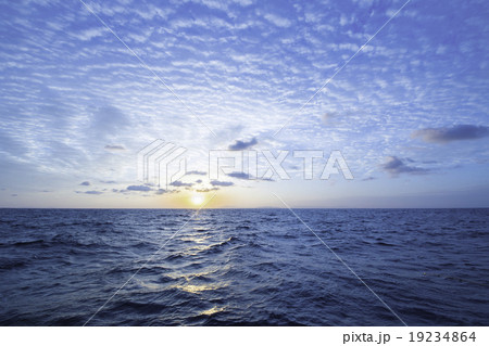 玄界灘の日の出 19234864
